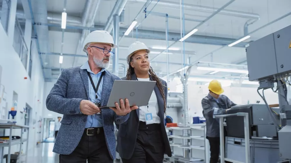 Ingegneri che effettuano un sopralluogo nell'azienda 2ktools